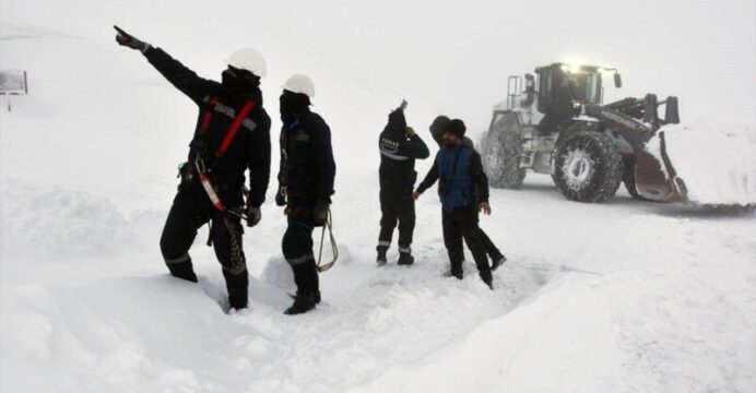 VEDAŞ ve karla mücadele ekipleri tipi nedeniyle zor anlar yaşadı