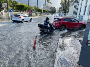 HATAY (AA) – Hatay'ın İskenderun ilçesinde, kuvvetli fırtına nedeniyle yükselen