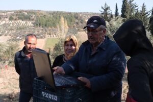 HATAY (AA) – Hatay'ın Altınözü ilçesinde zeytin hasadı yapan işçiler,