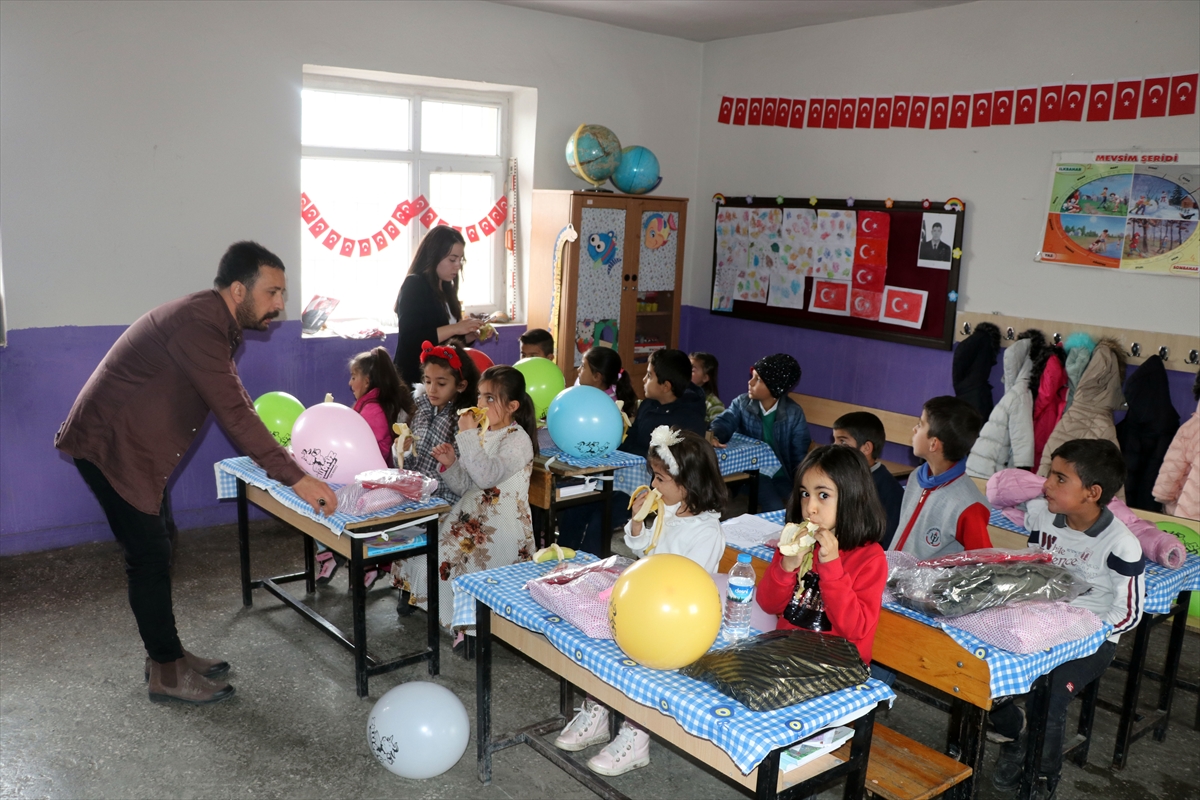Iğdır'da minik öğrenciler aldıkları hediyeleri dağ köyündeki arkadaşlarıyla paylaştı