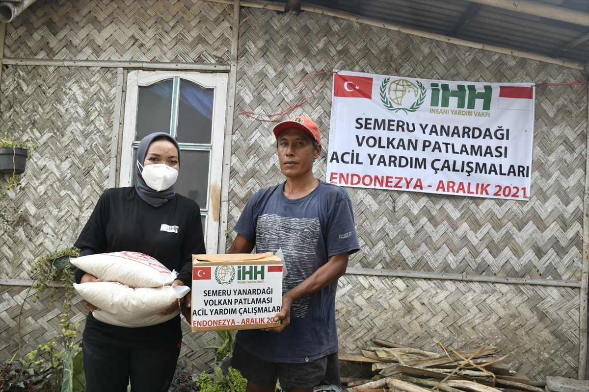 İHH yanardağ patlamasından etkilenen Endonezya'ya acil yardım ulaştırdı