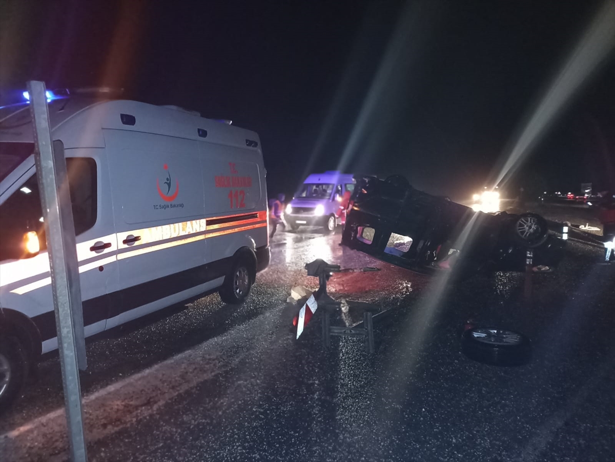 Isparta'da devrilen otomobildeki 5 kişi yaralandı