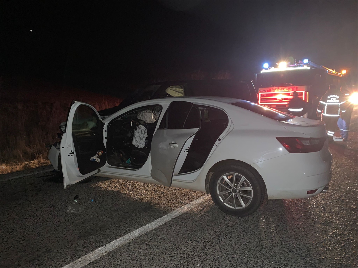 Isparta'da iki otomobilin çarpıştığı kazada 2 kişi öldü