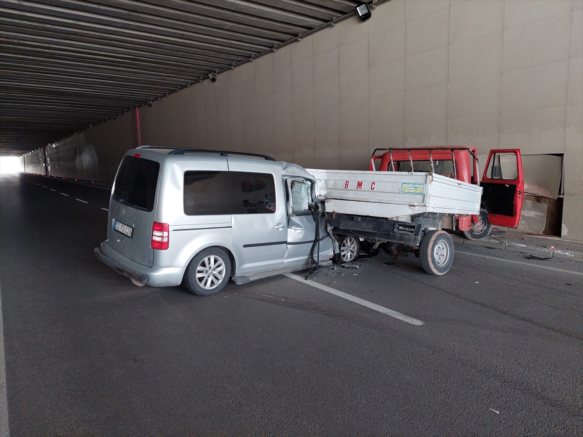 Isparta'da otomobilin kamyonete çarptığı kazada 2 kişi yaralandı