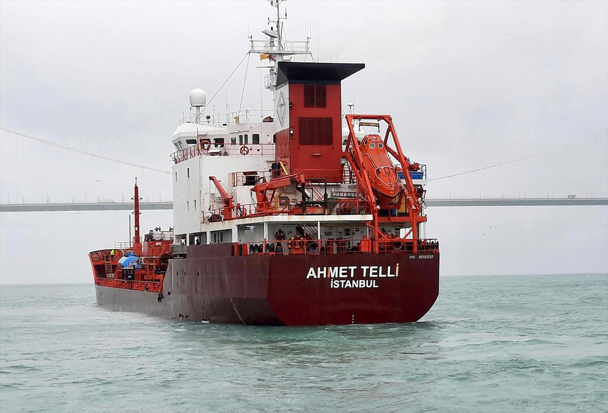 İstanbul Boğazı'nda gemi trafiği, arızalanan tanker nedeniyle askıya alındı