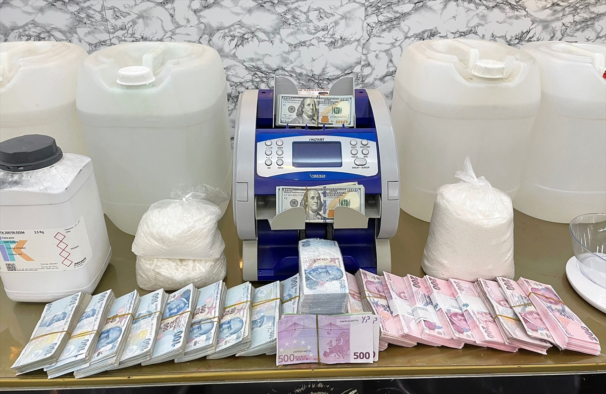 İstanbul'da 553 kilo 800 gram metamfetamin ele geçirildi