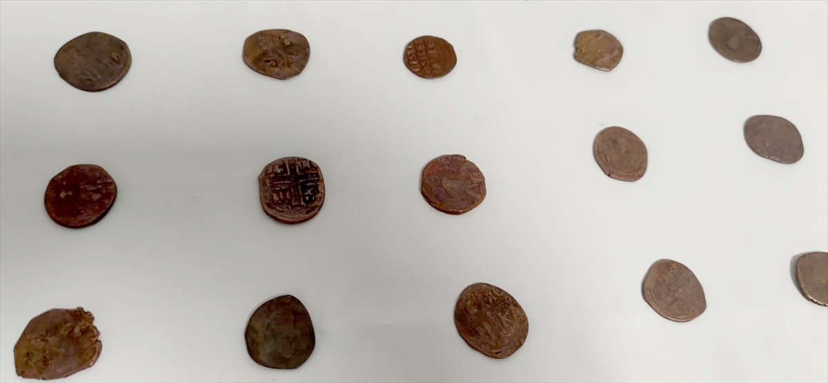 İstanbul'da Bizans dönemine ait 200 bronz sikke ele geçirildi