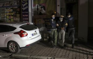 İSTANBUL (AA) – İstanbul'da uyuşturucu satıcılarına yönelik operasyonda 39 kişi