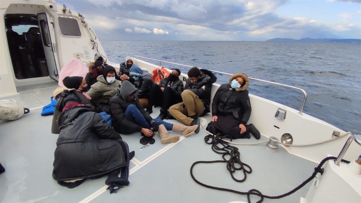 İzmir açıklarında denize atılan ve geri itilen 47 düzensiz göçmen kurtarıldı