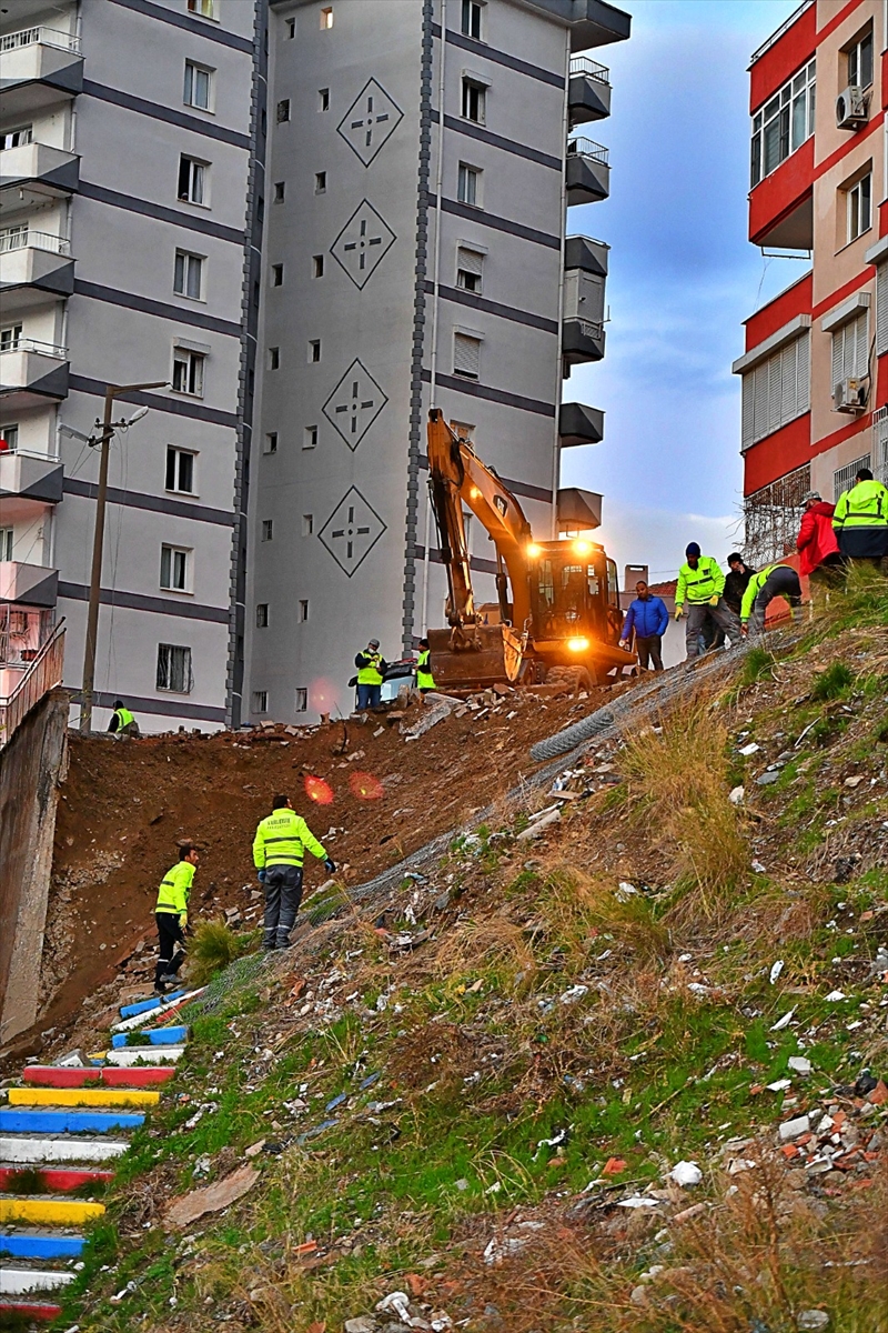 İzmir'de istinat duvarının çökmesi nedeniyle boşaltılan binalarda hasara rastlanmadı