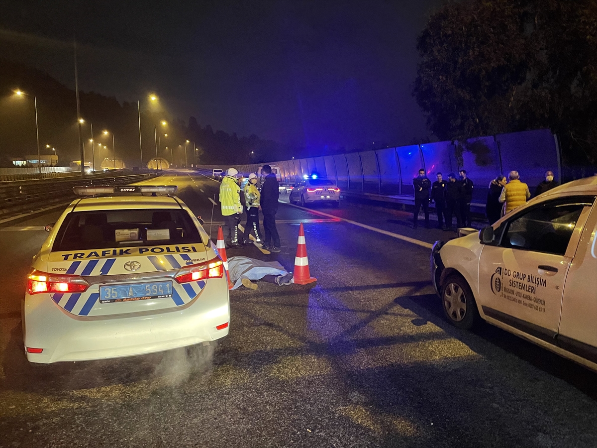 İzmir'de otoyolda hafif ticari aracın çarptığı yaya yaşamını yitirdi