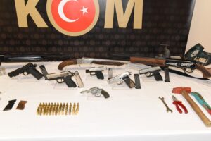 İZMİR (AA) – İzmir'in Konak ilçesinde silah kaçakçılığı suçlamasıyla 4