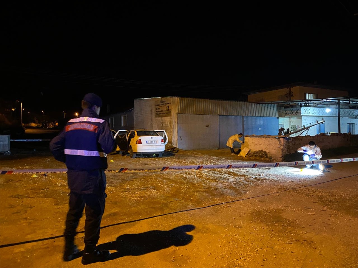 İzmir'de silahlı kavgada iki kardeş ağır yaralandı