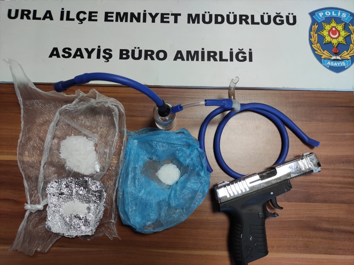 İzmir'de yol uygulamasında durdurulan otomobilden uyuşturucu çıktı, 2 kişi tutuklandı