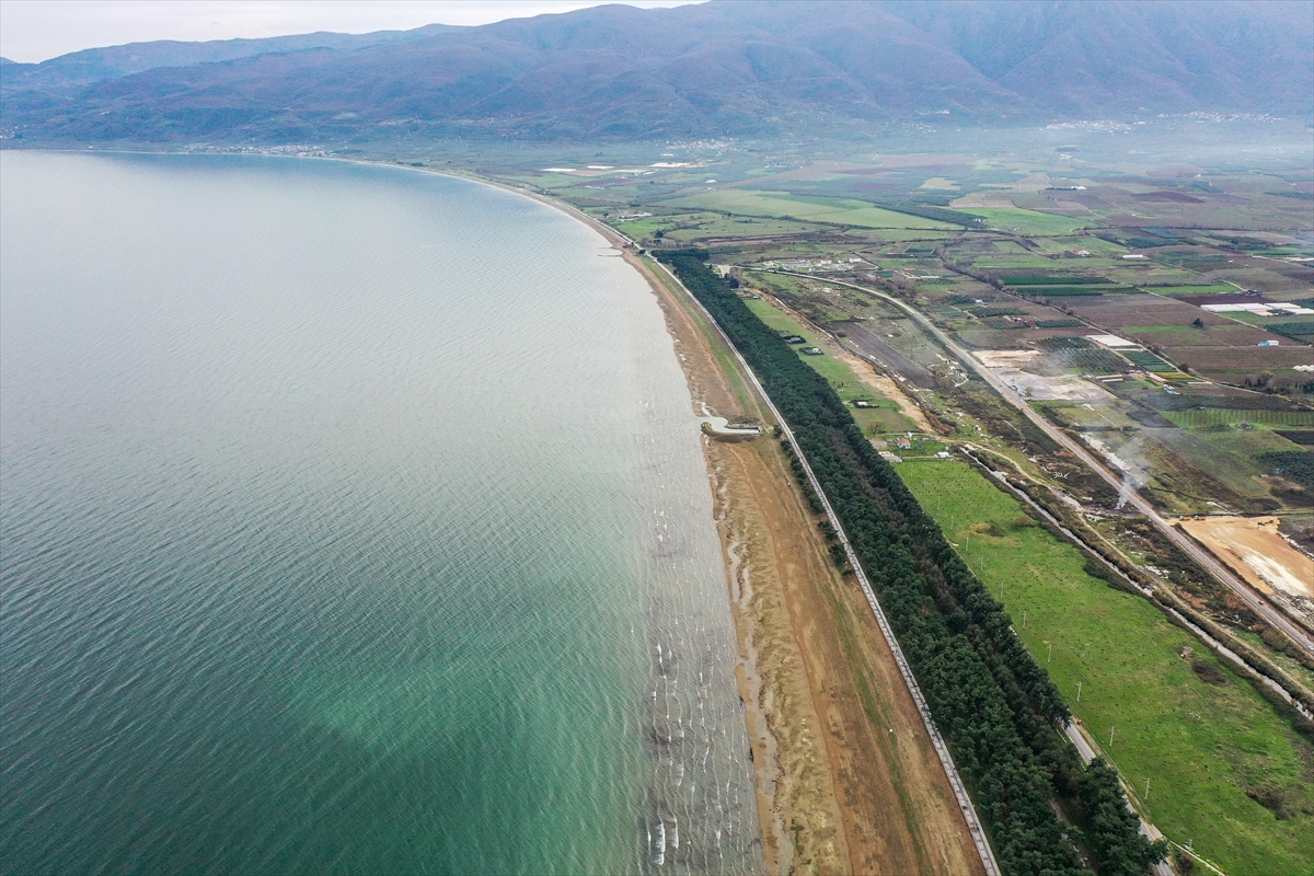 İznik Gölü'nün bazı bölümlerinde su çekilmesi 50 metreyi aştı