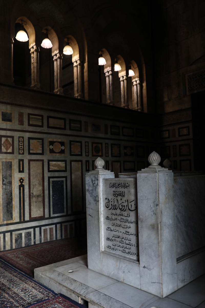 Kahire'deki Er-Rifai Camisi mimarisinin yanı sıra içindeki kabirlerle tarihe ışık tutuyor