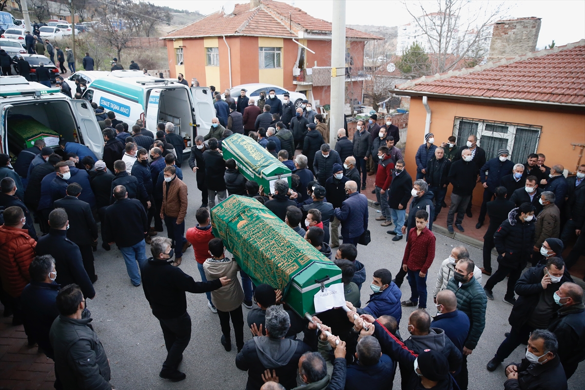 Kahramankazan'daki trafik kazasında ölen 4 kişinin cenazeleri Eskişehir'de defnedildi