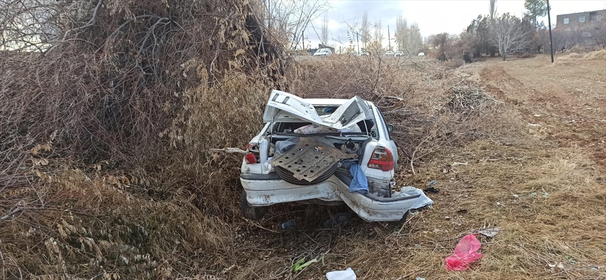 Kahramanmaraş'ta şarampole devrilen otomobildeki 5 kişi yaralandı