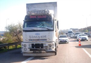 İSTANBUL (AA) – TEM otoyolu Sancaktepe mevkisinde bir kamyonun İETT'ye