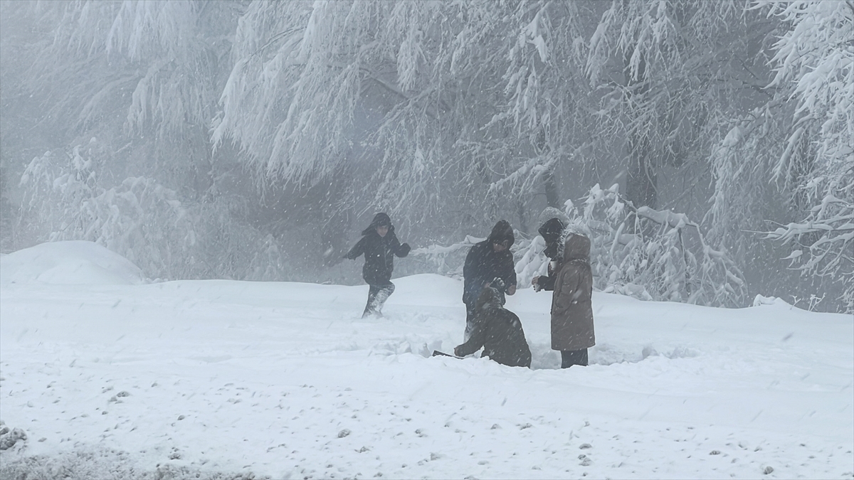 Kar yağışının etkili olduğu Kütahya'da ekipler yolları açık tutmaya çalışıyor