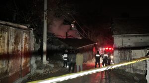 - Kullanılamaz hale gelen ahşap evde bulunan kişi ekiplerce kurtarıldı