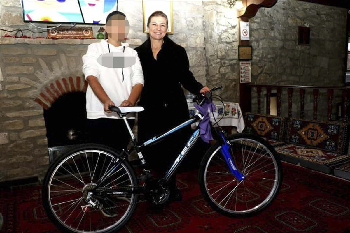Karabük'te polisin “çalıntı bisiklet” şüphesiyle durdurduğu çocuğa bisiklet hediye edildi