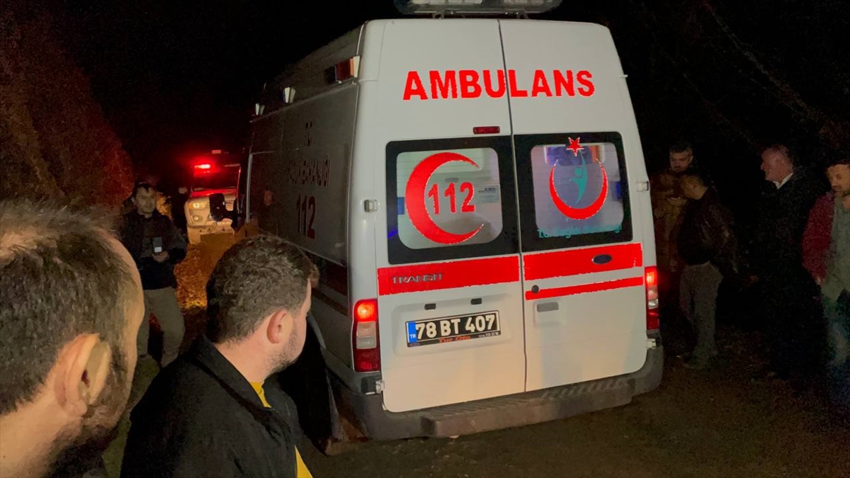 Karabük'te şarampole devrilen otomobilde 1 kişi öldü, 3 kişi yaralandı