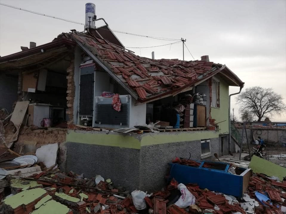 Karaman'da bir evde tüp patlaması sonucu karı koca yaralandı