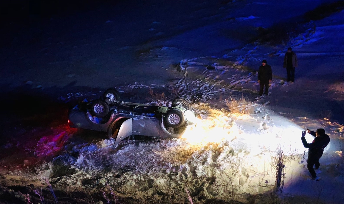 Kars'ta buzlanma nedeniyle şarampole devrilen otomobilde 4 kişi yaralandı