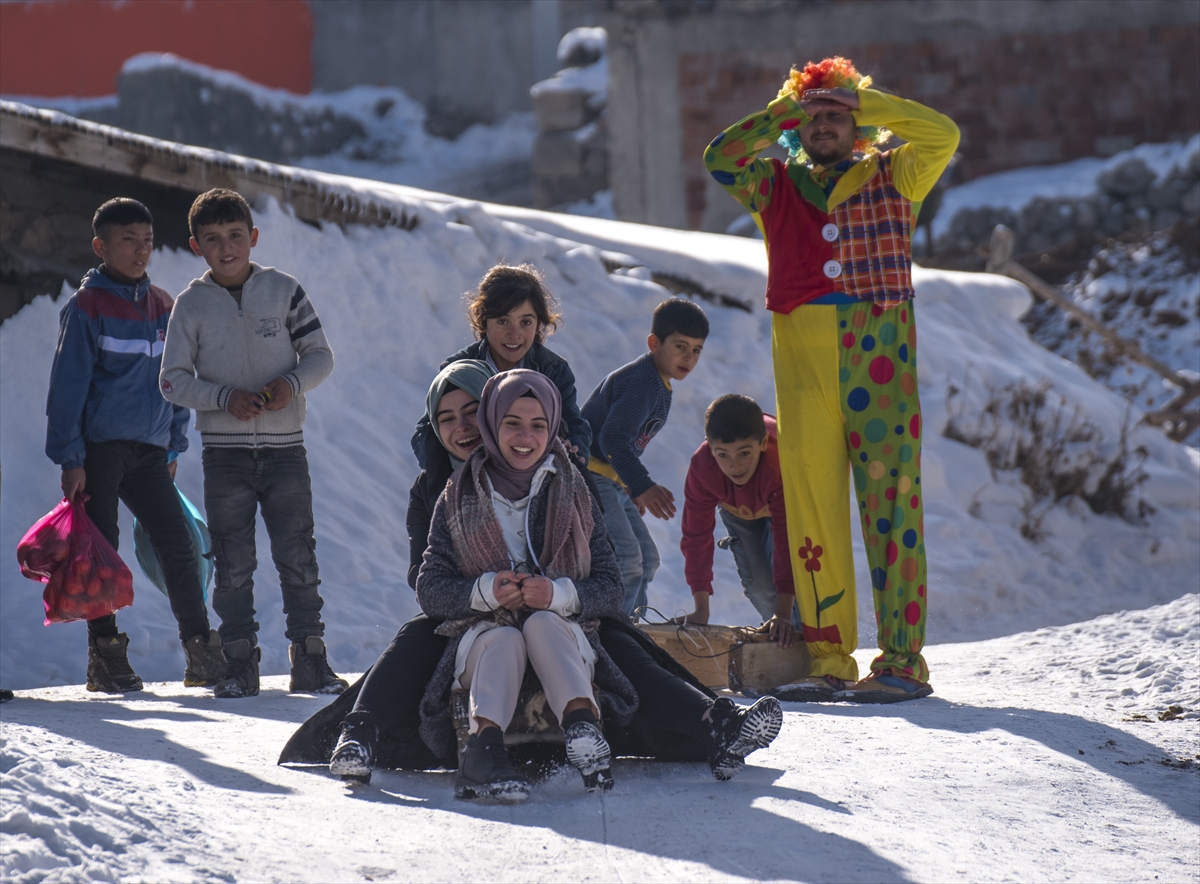 Kars'ta çocuklar palyaço ile kızakla kayarak eğlendi