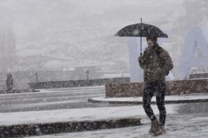 KARS (AA) – Kars, kar yağışı nedeniyle beyaza büründü. Kentte