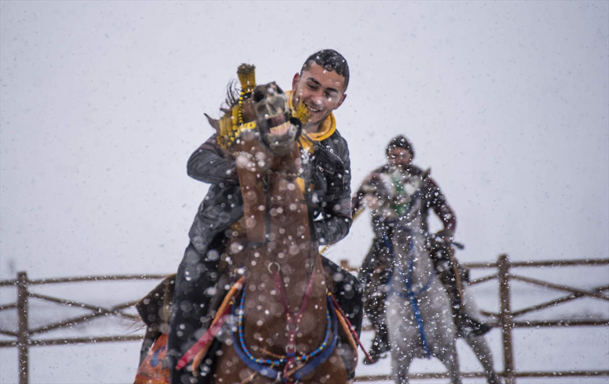 Kars'ta kış aylarının eğlencesi “kar üstünde atlı cirit” heyecanı başladı