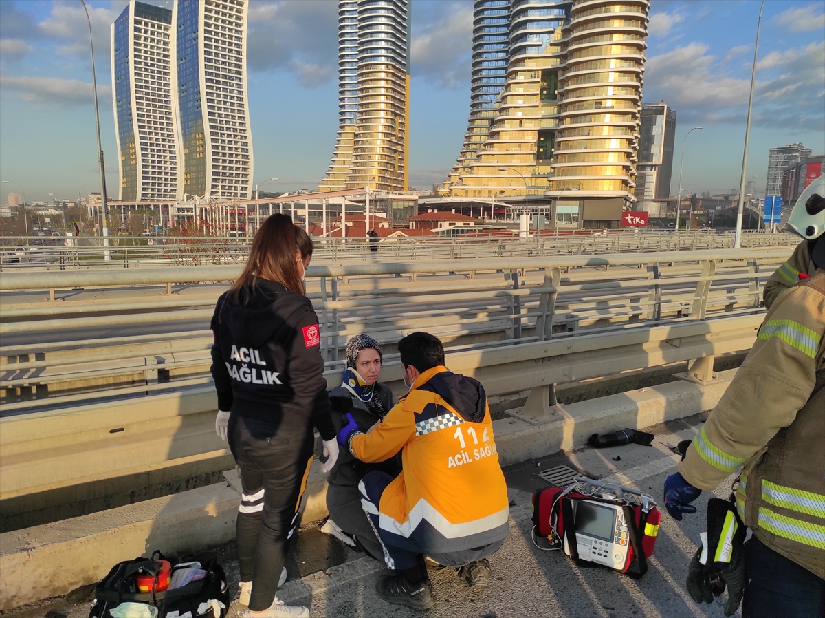 Kartal'da bariyerlere çarpan otomobilin sürücüsü yaralandı