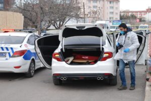 İSTANBUL (AA) – Kartal'da boşanma davasının duruşmasından çıkan bir kişi,