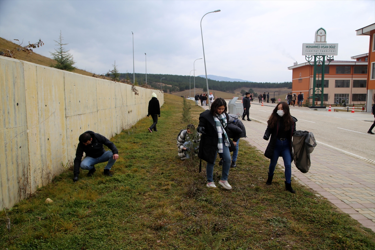 Kastamonu Üniversitesinde öğrenci ve akademisyenler kampüsü temizledi