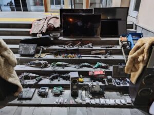 KAYSERİ (AA) – Kayseri'nin Talas ilçesinde hırsızlık yaptıkları iddiasıyla gözaltına