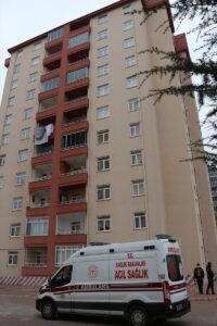 KAYSERİ (AA) – Kayseri'nin Kocasinan ilçesinde bir apartmanın 7. katından