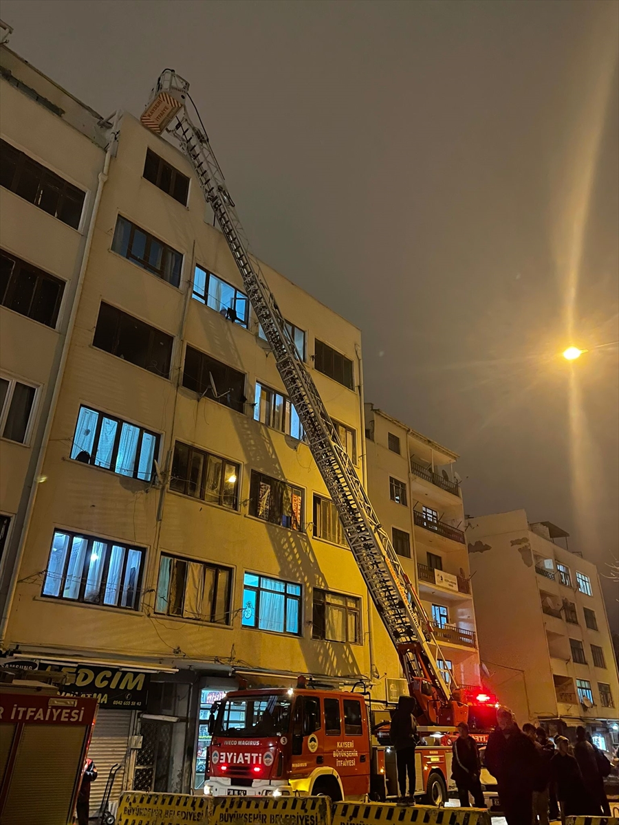 Kayseri'de apartman dairesinde çıkan yangın söndürüldü