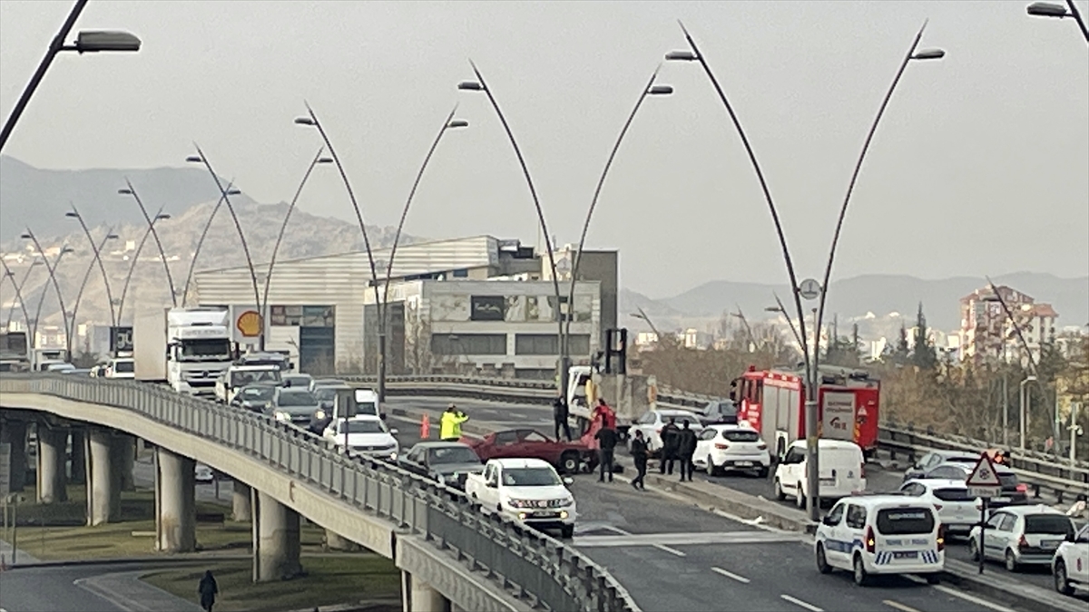 Kayseri'de otomobil ile pikabın çarpıştığı kazada 4 kişi yaralandı