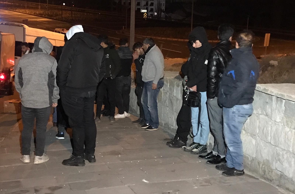 Kayseri'de polisten kaçmaya çalışan dolmuştan 31 düzensiz göçmen çıktı