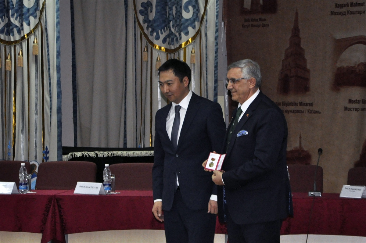 Kırgızistan hükümeti tarafından Manas Üniversitesi Rektörü Ceylan'a madalya verildi
