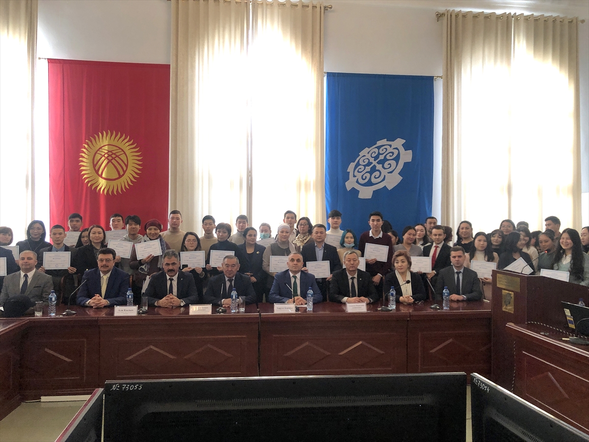 Kırgızistan'da “Türkiye Türkçesi” kursunu tamamlayanlara sertifikaları verildi