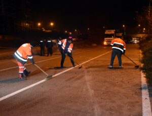 KIRIKKALE (AA) – Kırıkkale'de trafik kazasının ardından yol temizliği çalışması