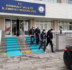 KIRIKKALE (AA) – Kırıkkale'de polislerce durdurulan otomobilin torpidosunda kadın ve