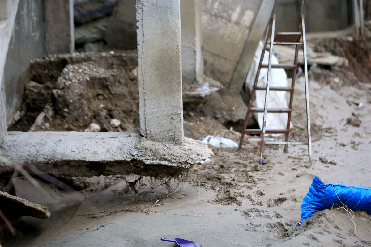 Kırklareli'de taşkın bölgesinde yıkılma kararı alınan binalardaki eşyalar boşaltılıyor