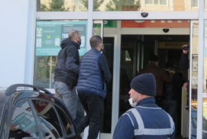 - Adliye çevresinde bekleyen otomobilde yapılan aramada silah ele geçirilmesiyle