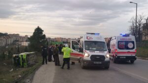 KOCAELİ (AA) – Kocaeli'nin Gebze ilçesinde özel halk midibüsünün devrilmesi