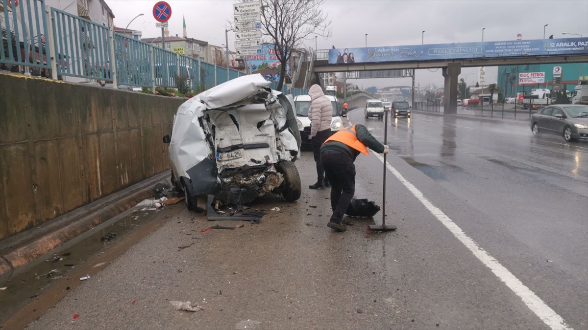 Kocaeli'de hafif ticari aracın tıra çarpması sonucu 1 kişi yaralandı