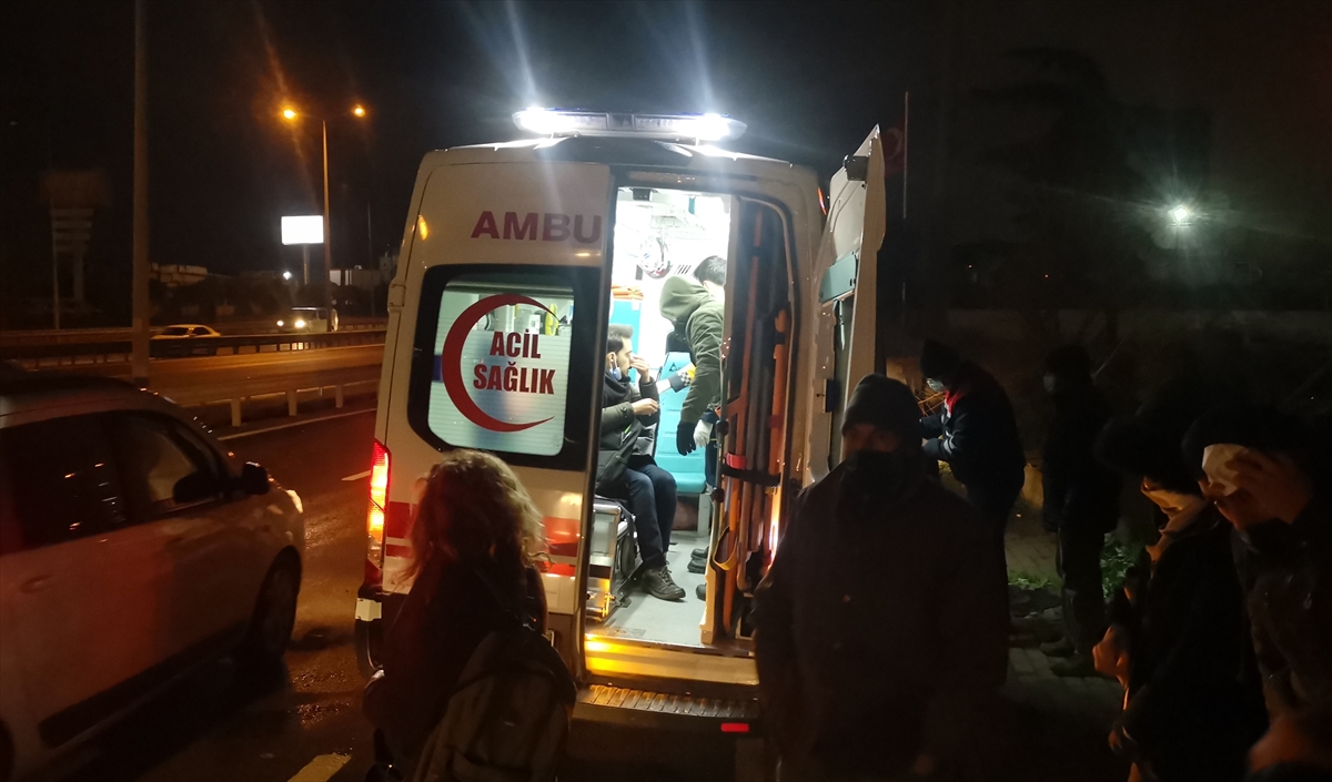 Kocaeli'de iki minibüsün çarpıştığı kazada 4 kişi yaralandı
