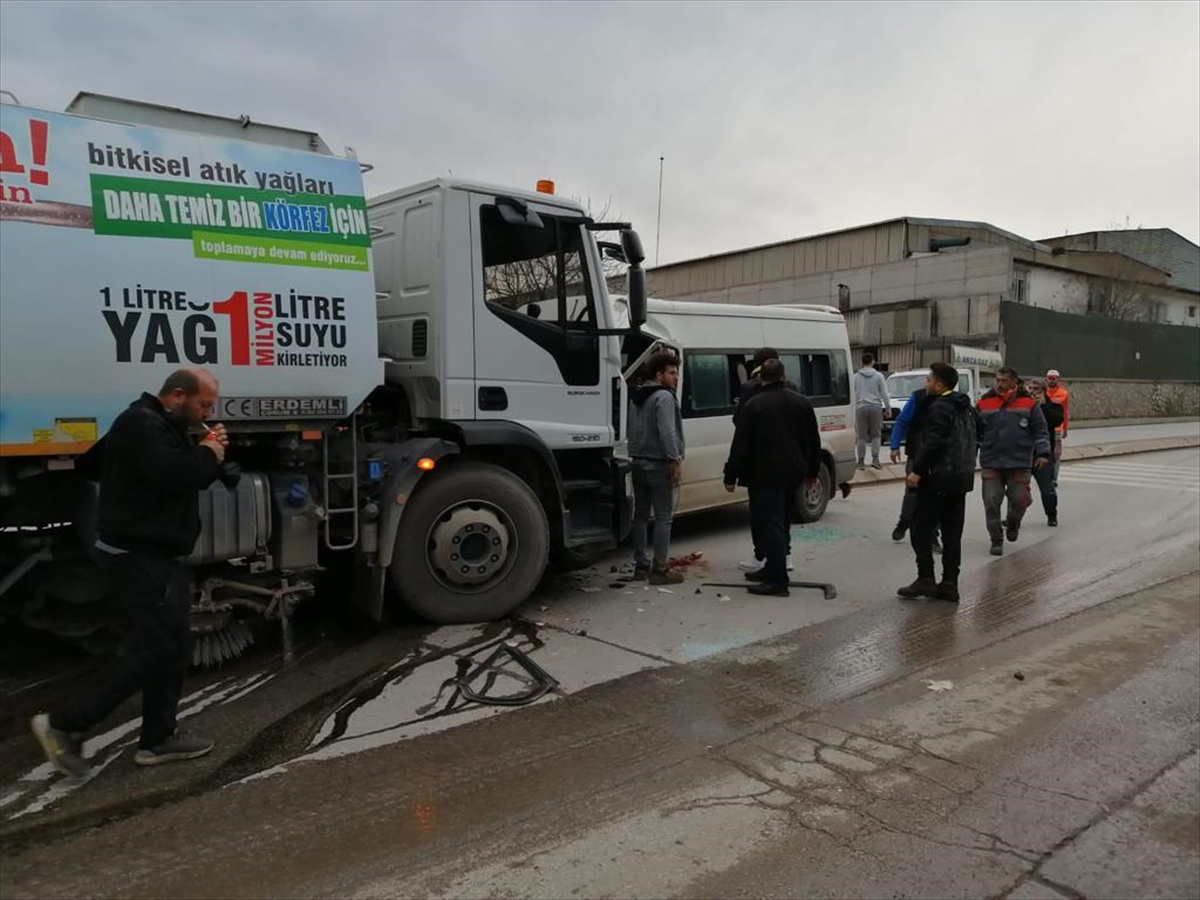 Kocaeli'de işçi servisi ile temizlik kamyonunun çarpıştığı kazada 8 kişi yaralandı